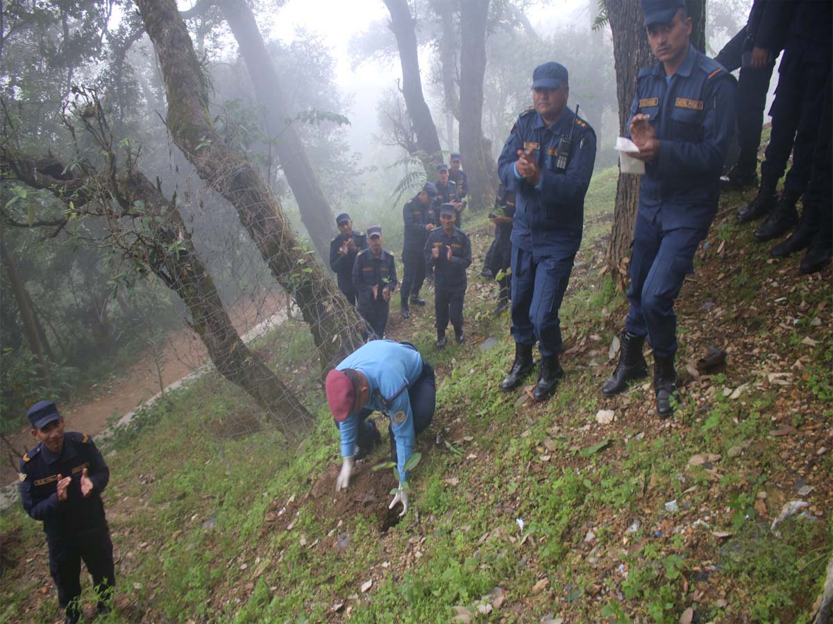 प्रहरी दिवसको पूर्व सन्ध्यामा बैतडी प्रहरीद्वारा वृक्षा रोपण